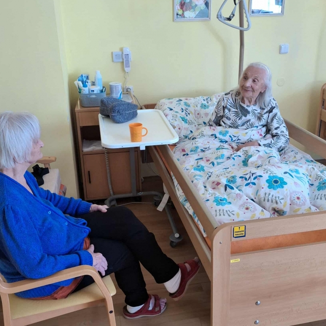 Posezení na zahradě a beseda klientek na DZR - 1