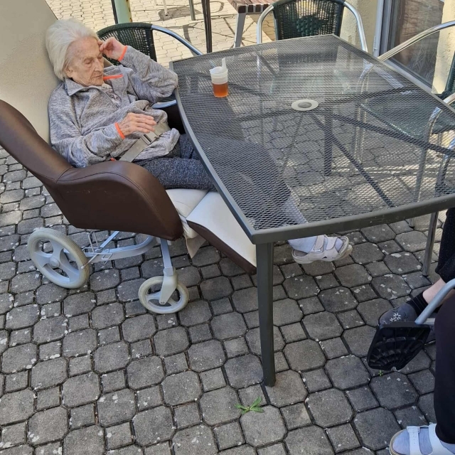 Posezení na zahradě a beseda klientek na DZR - 3